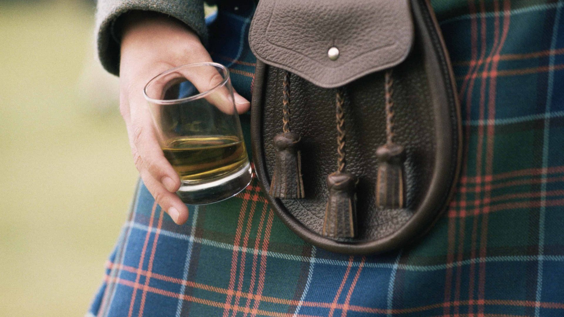 1097208 A MAN IN A KILT HOLDS A GLASS OF WHISKY.
PIC: P.TOMKINS / VisitScotland / SCOTTISH VIEWPOINT
Tel: +44 (0) 131 622 7174
E-Mail : info@scottishviewpoint.com
Web: www.scottishviewpoint.com
This photograph cannot be used without prior permission from Scottish Viewpoint.
PICTURE SCANNED TO 100MB.
POSSIBLE USE FOR EXHIBITIONS.