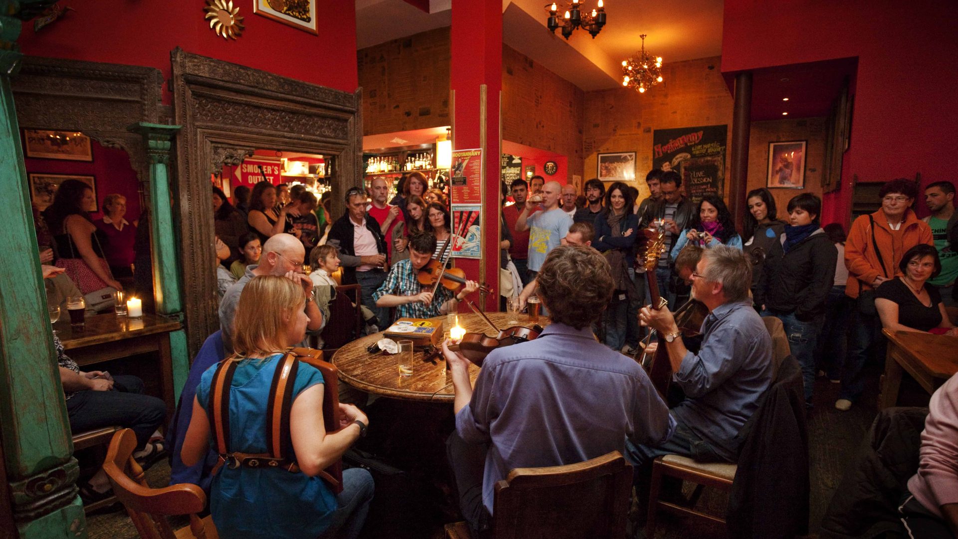 Schottland – Pub A traditional music session taking place in the bar of Hootananny - a live music venue and public house, Church Street, Inverness, Highlands of Scotland.
Picture Credit: P.Tomkins / VisitScotland